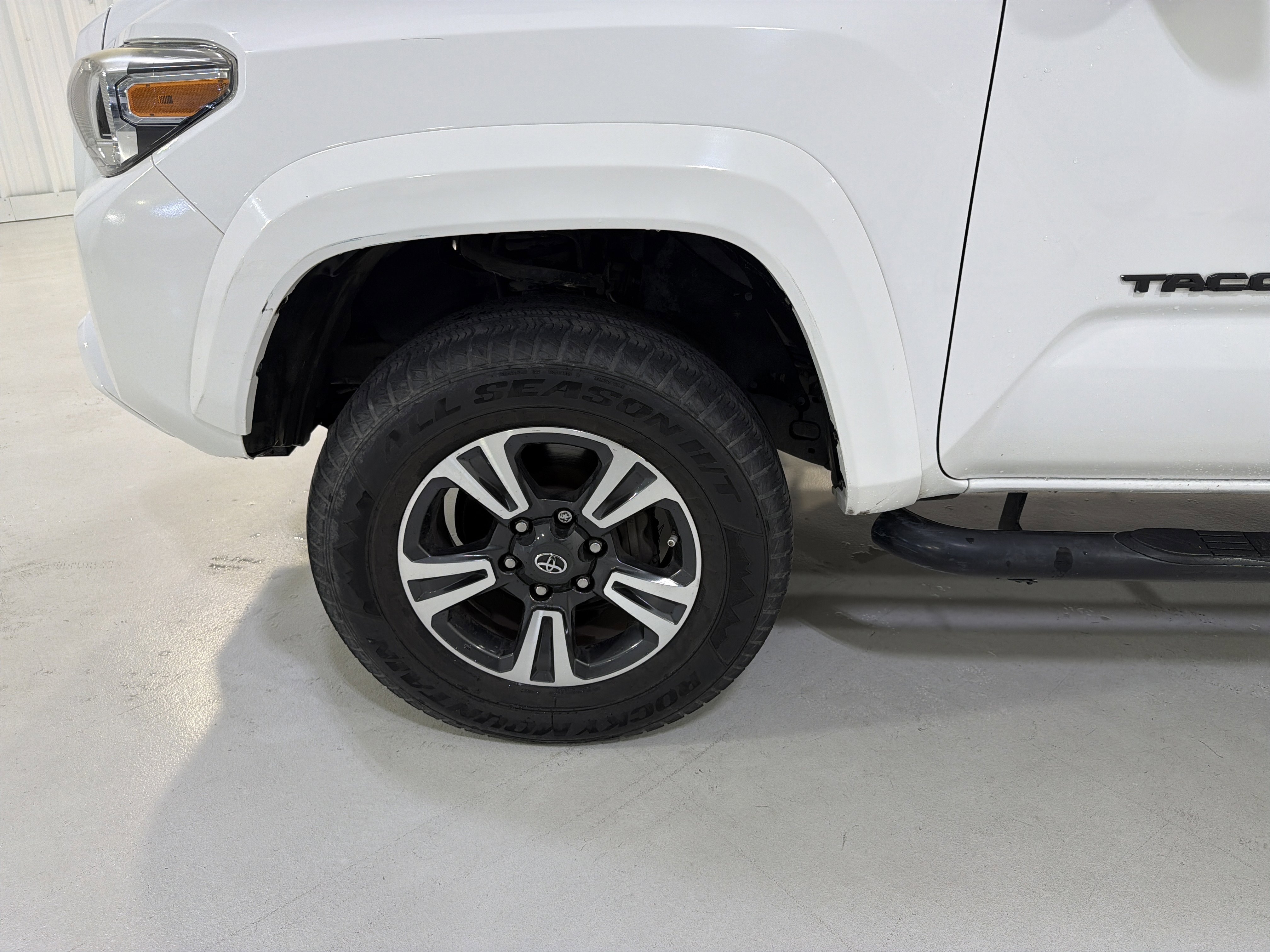 Used 2016 Toyota Tacoma TRD Sport w/ Towing Package image 9