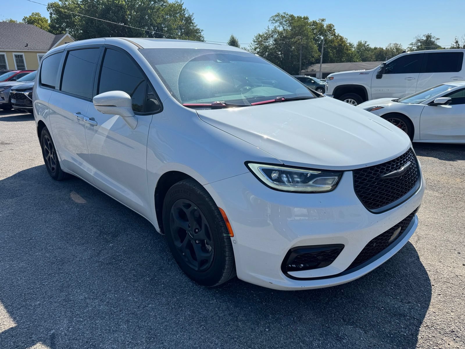 Used 2022 Chrysler Pacifica Limited w/ Uconnect Theater Family Group FWD image 8