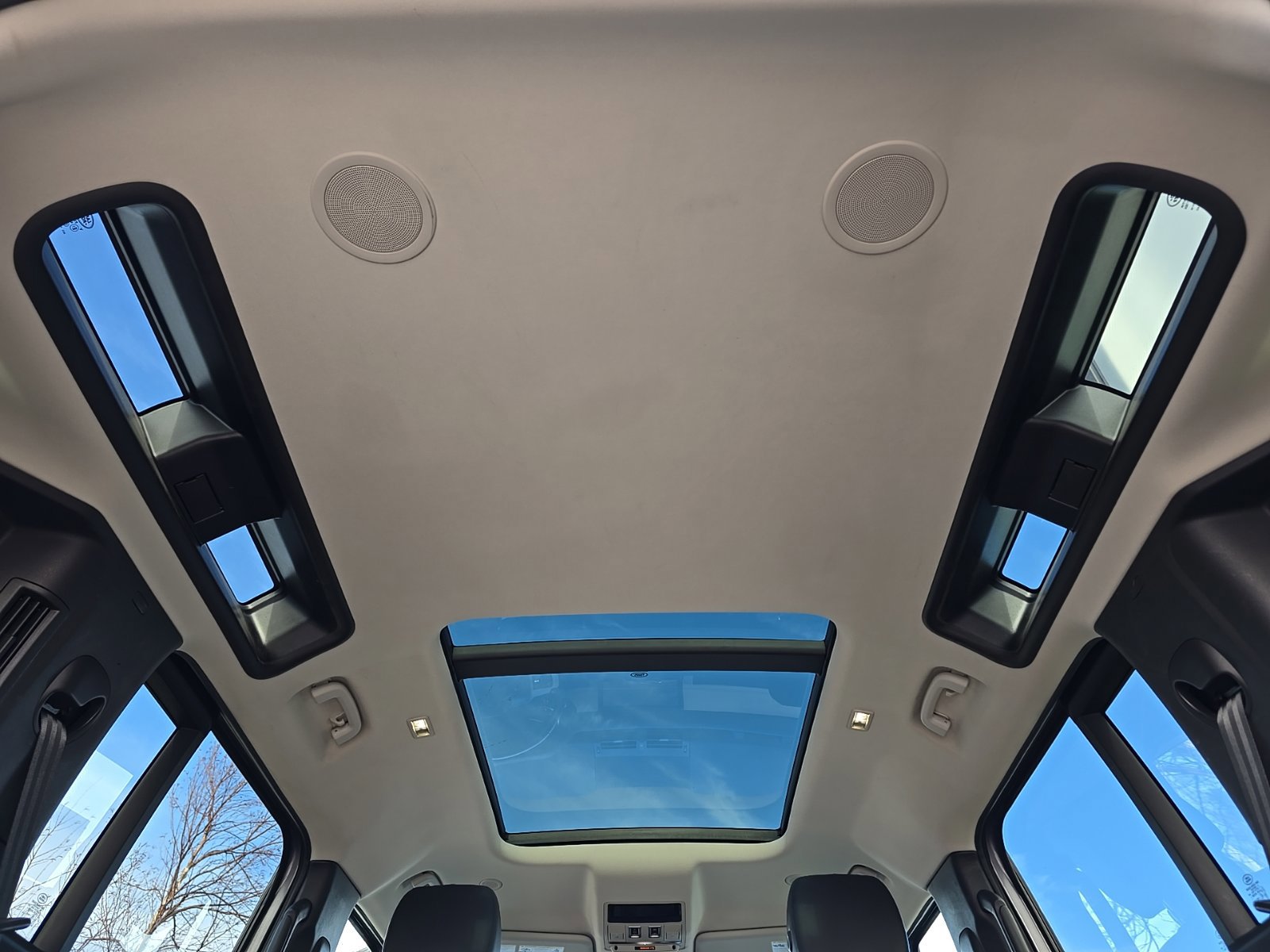 Used 2023 Land Rover Defender 110 SE image 24