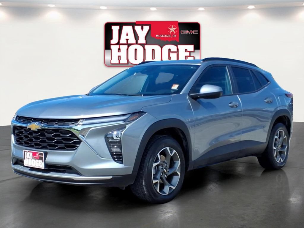 Used 2025 Chevrolet Trax LT w/ Driver Confidence Package FWD image 3