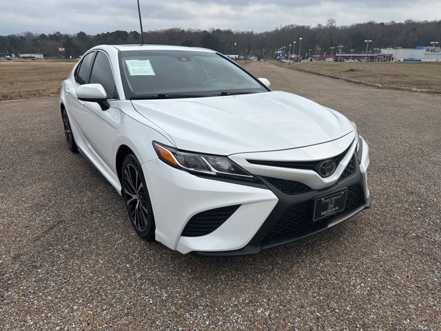 Used 2020 Toyota Camry SE image 2