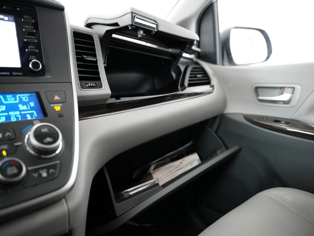 Used 2020 Toyota Sienna XLE w/ XLE Navigation Package FWD image 45