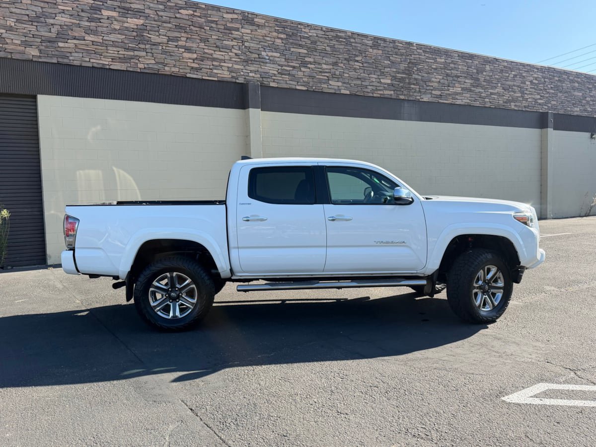 Used 2017 Toyota Tacoma Limited AWD/4WD image 10