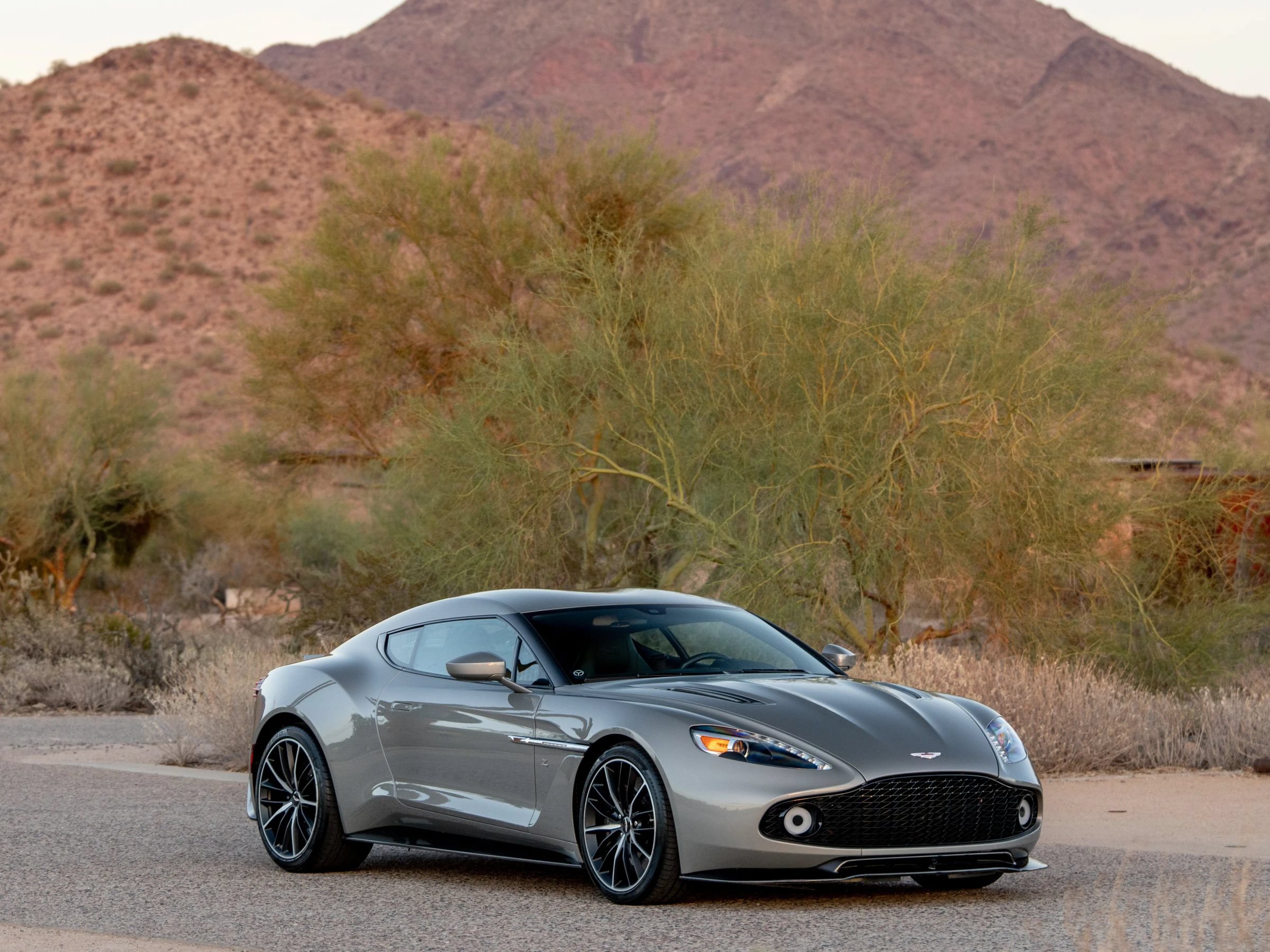 Used 2018 Aston Martin Vanquish Zagato RWD image 2