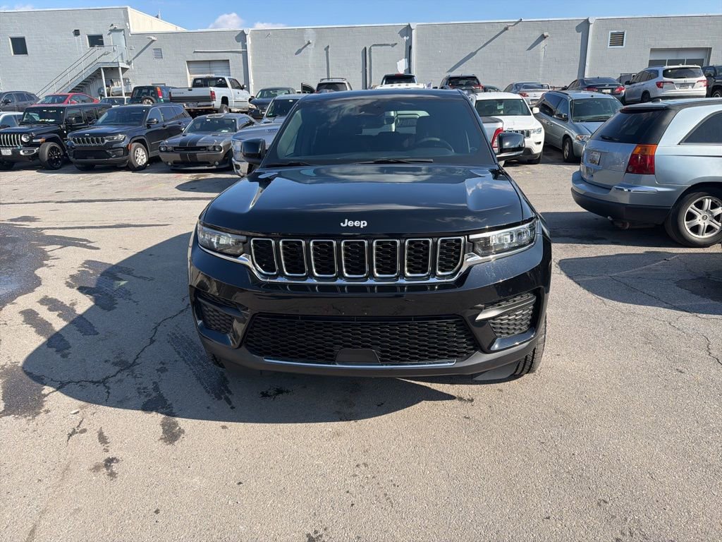 Used 2025 Jeep Grand Cherokee Laredo image 2