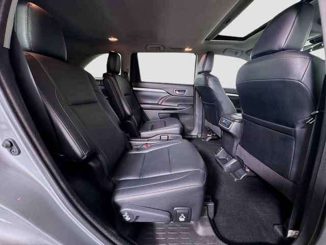 Used 2017 Toyota Highlander XLE w/ Carpet Mat Package AWD/4WD image 29