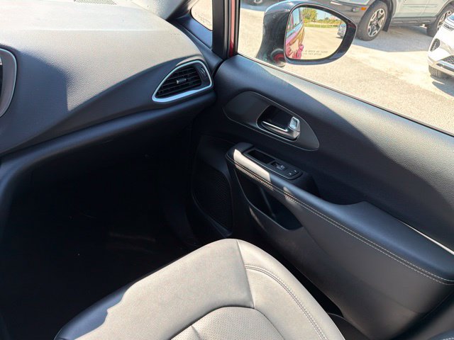 Used 2025 Chrysler Pacifica Select FWD image 19