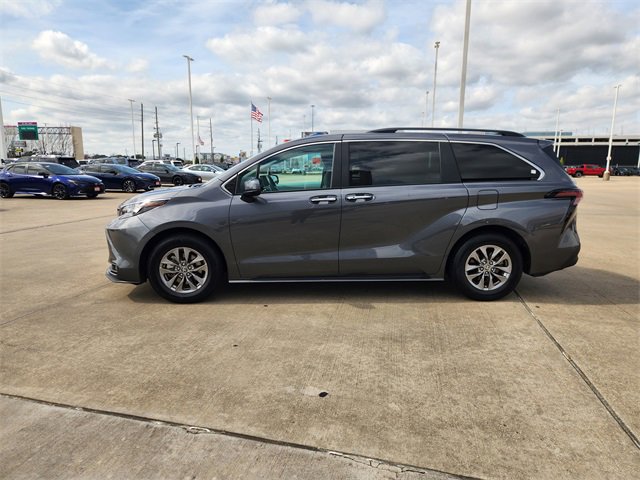Certified 2025 Toyota Sienna XLE image 4