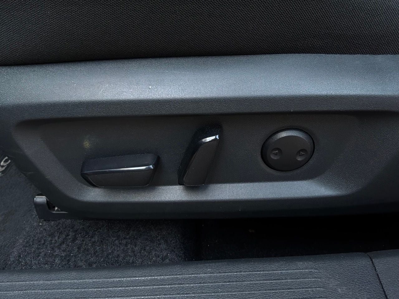 Used 2025 Nissan Rogue SV FWD image 11