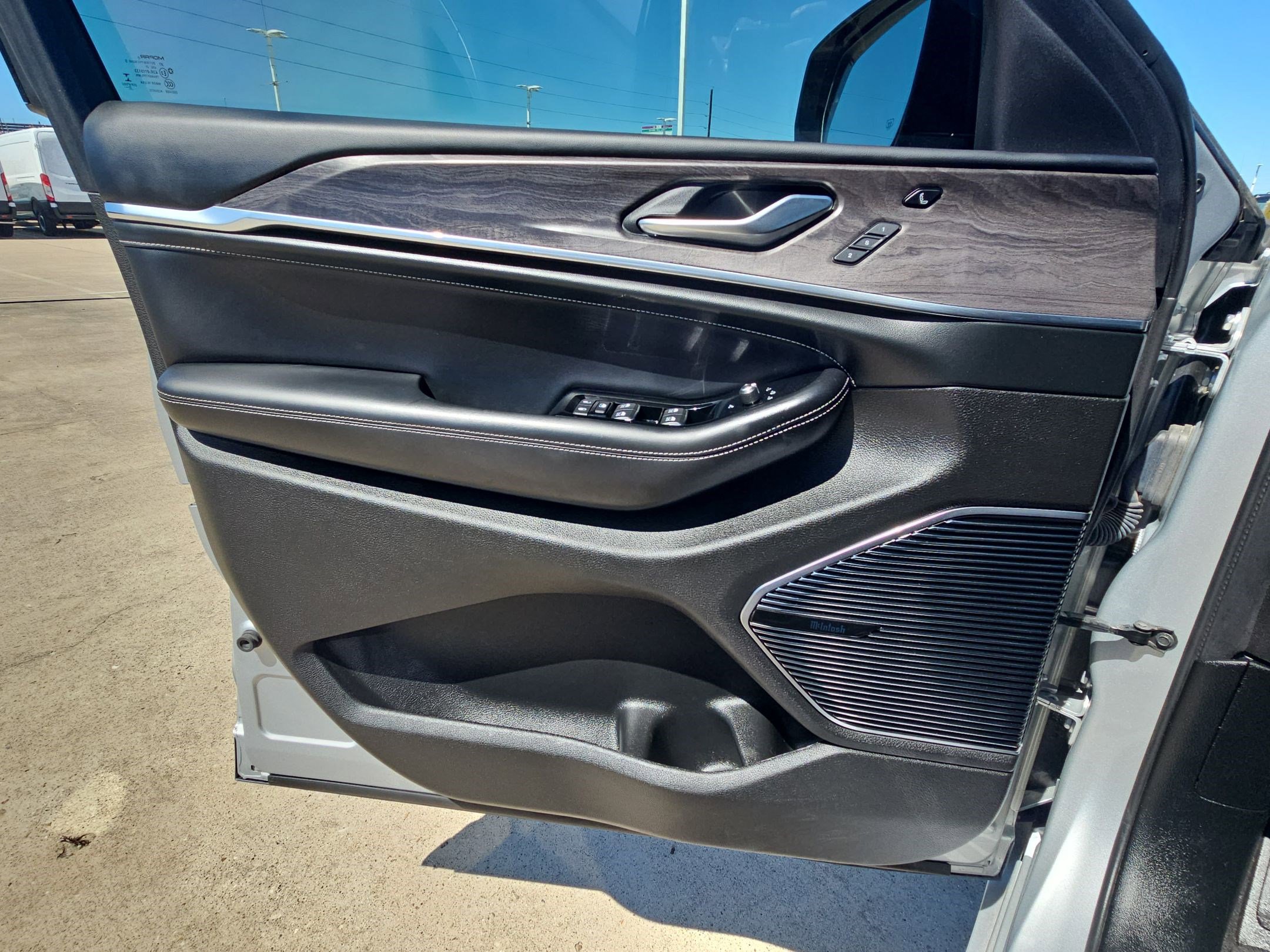 Used 2021 Jeep Grand Cherokee L Overland w/ Luxury Tech Group IV image 13