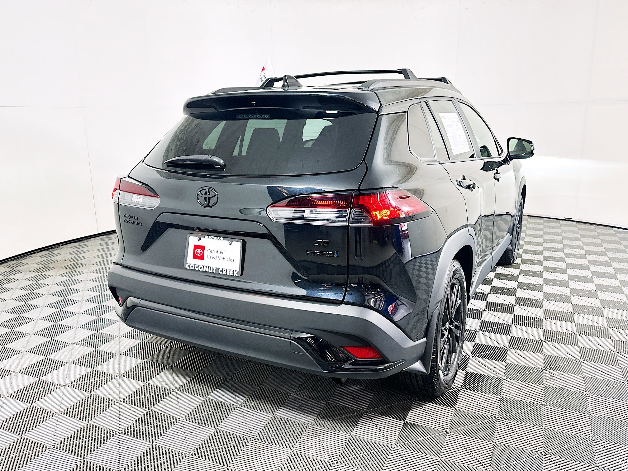 Used 2024 Toyota Corolla Cross AWD Hybrid w/ Moonroof Package image 3