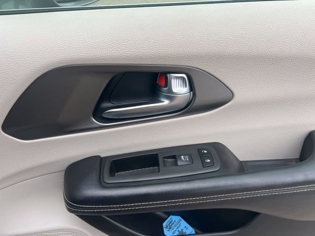 Used 2022 Chrysler Pacifica Touring-L image 36