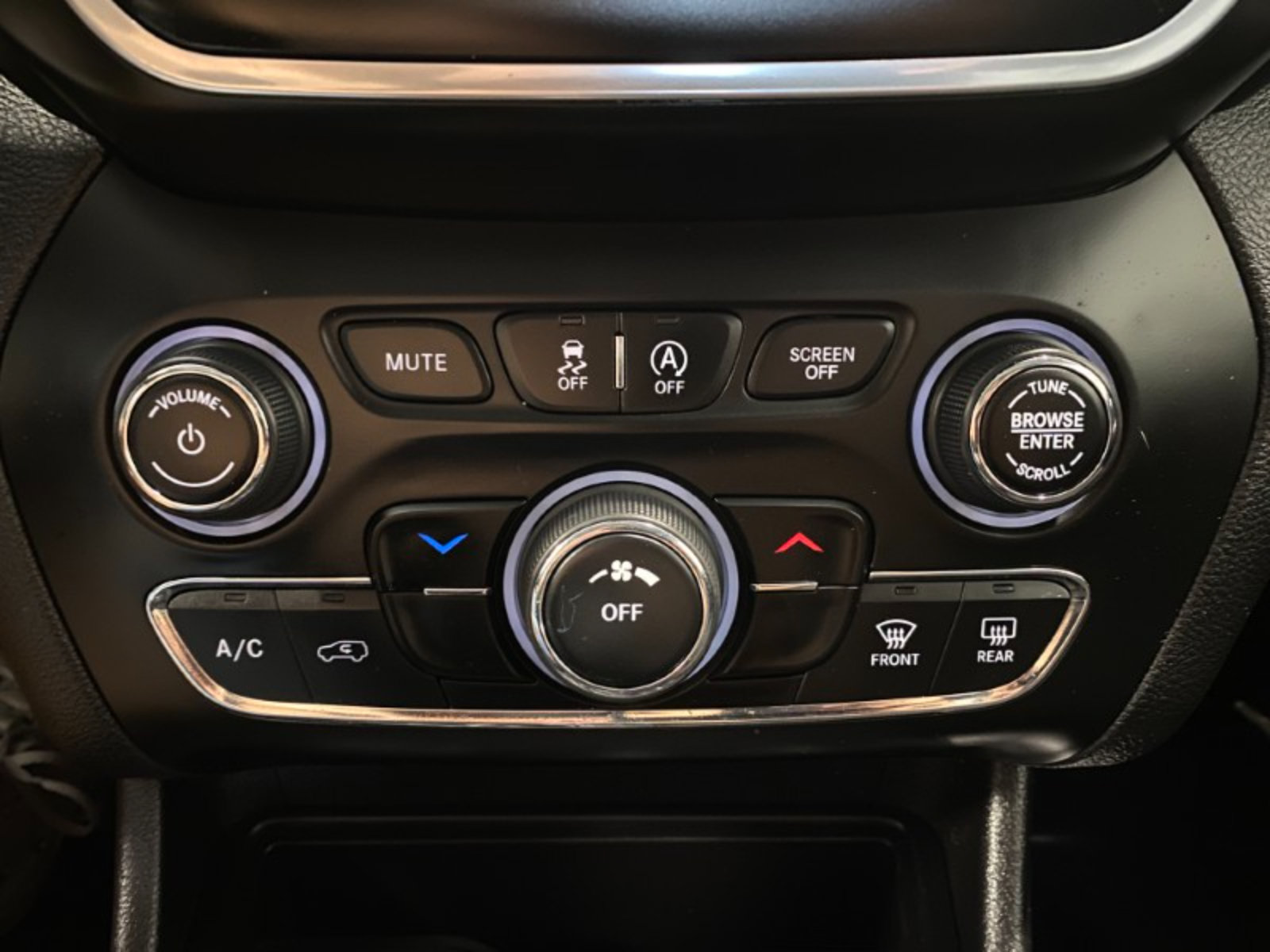Used 2021 Jeep Cherokee Latitude AWD/4WD image 34