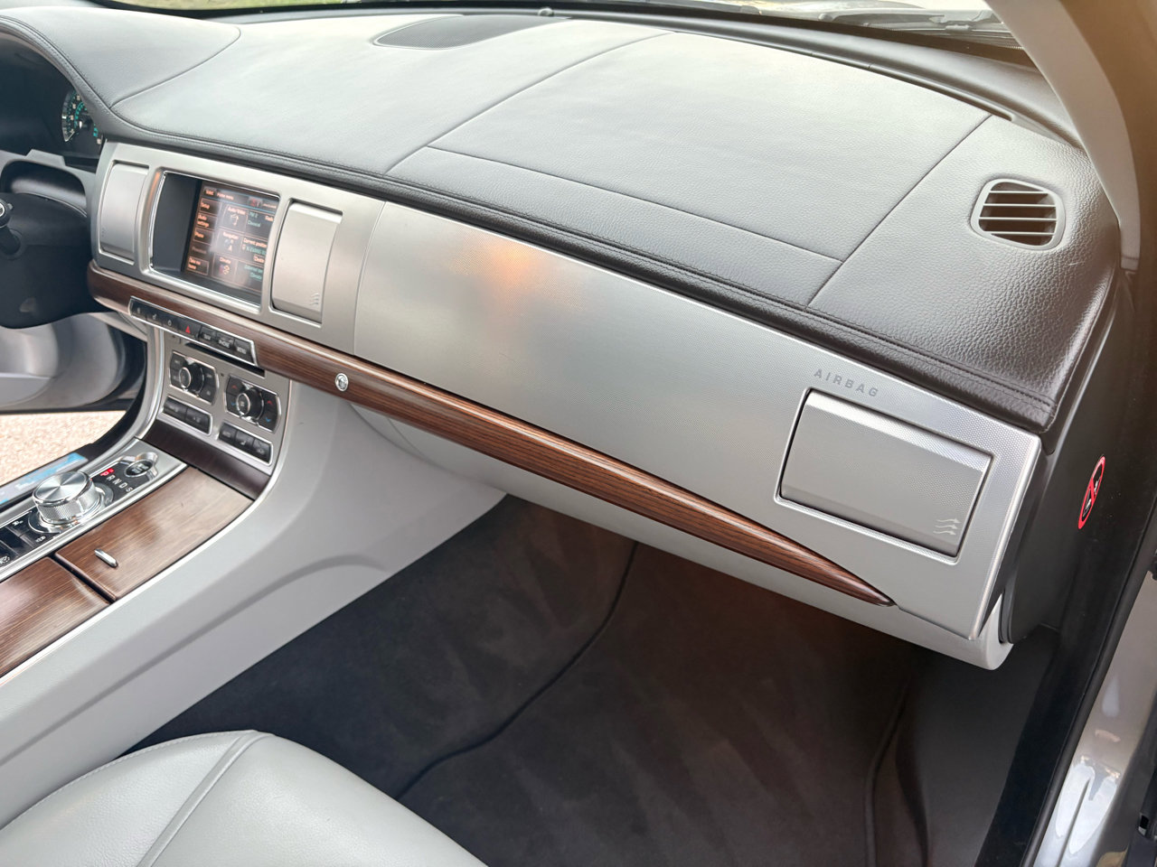 Used 2015 Jaguar XF Premium image 44