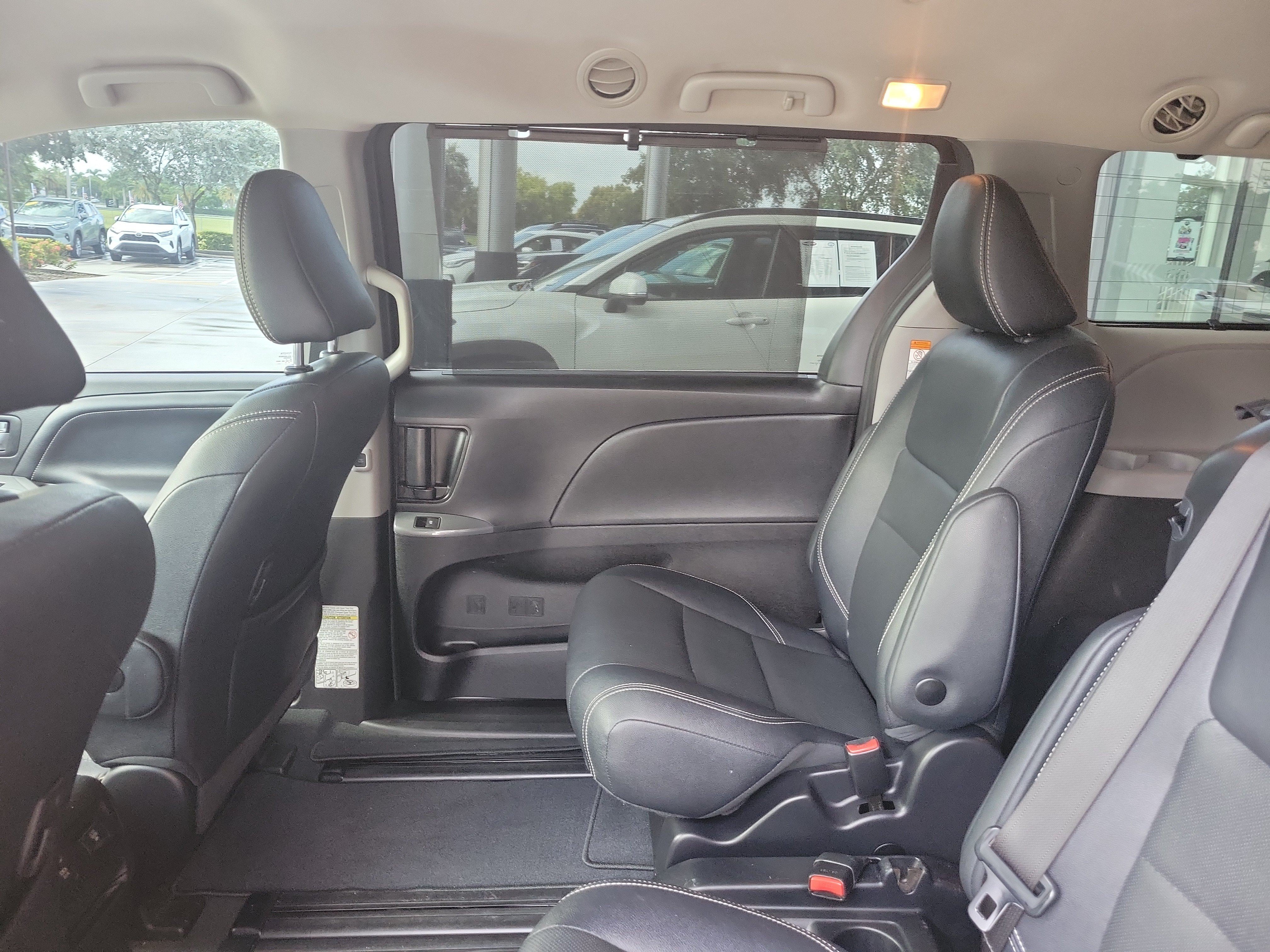 Used 2020 Toyota Sienna SE FWD image 16