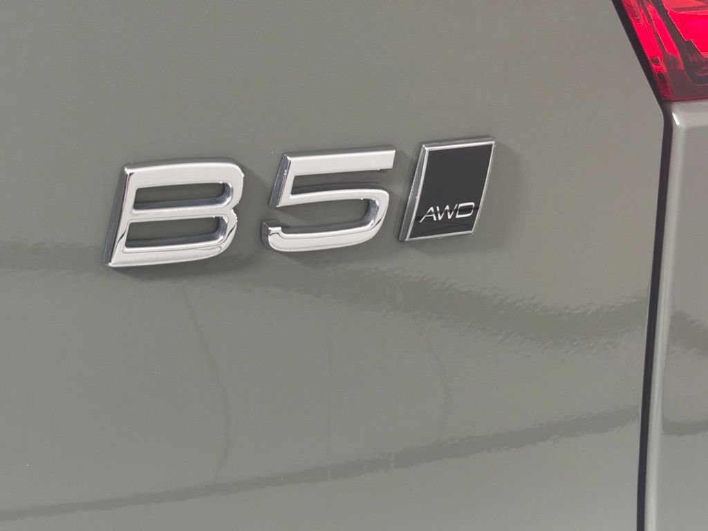 Used 2024 Volvo XC40 B5 Plus AWD/4WD image 12