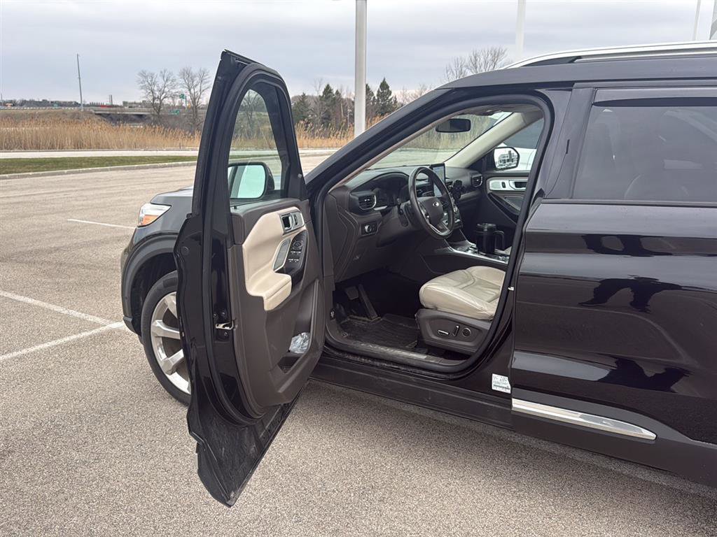 Used 2020 Ford Explorer Platinum w/ Premium Technology Package AWD/4WD image 5
