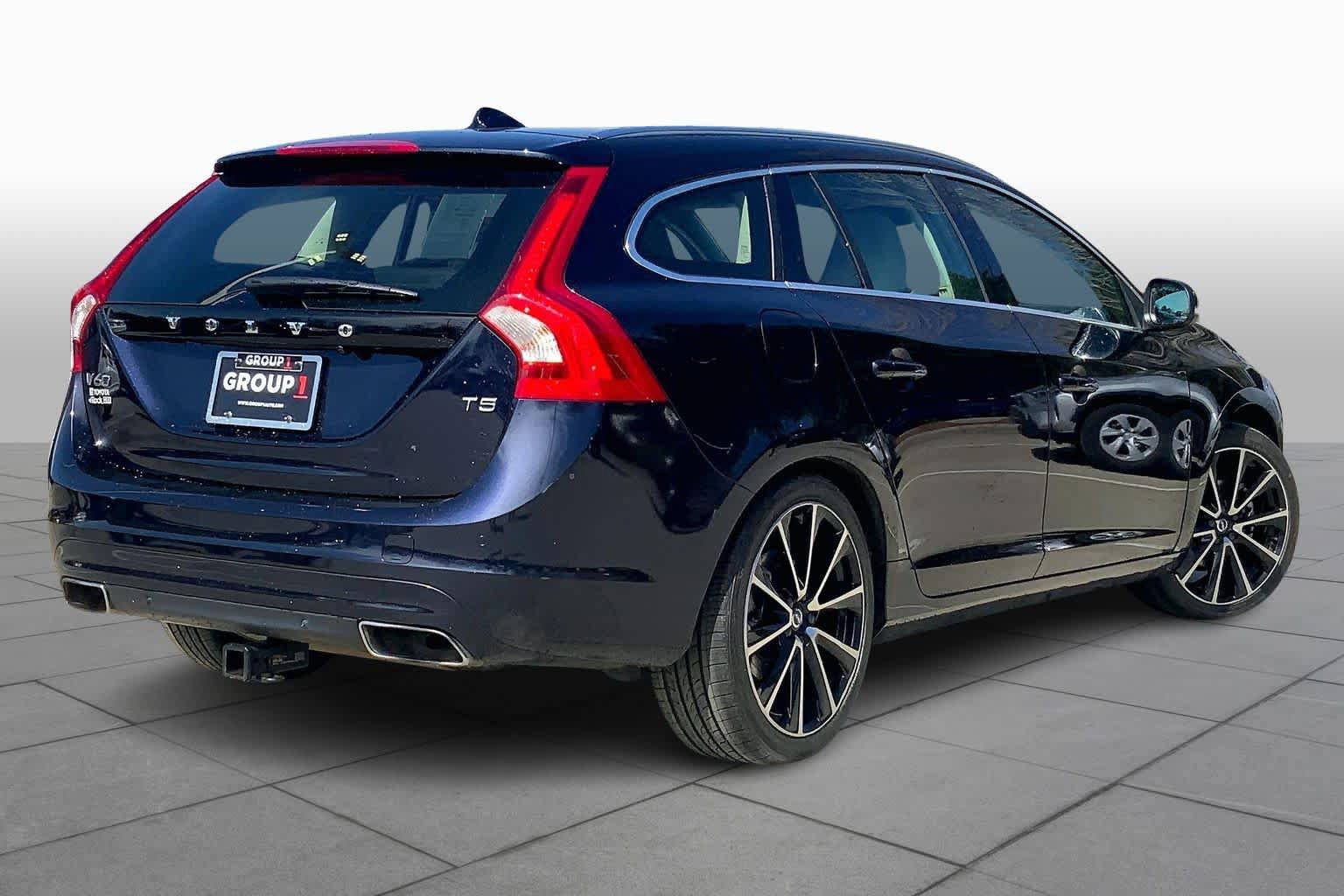 Used 2017 Volvo V60 T5 Platinum w/ Climate Package image 13