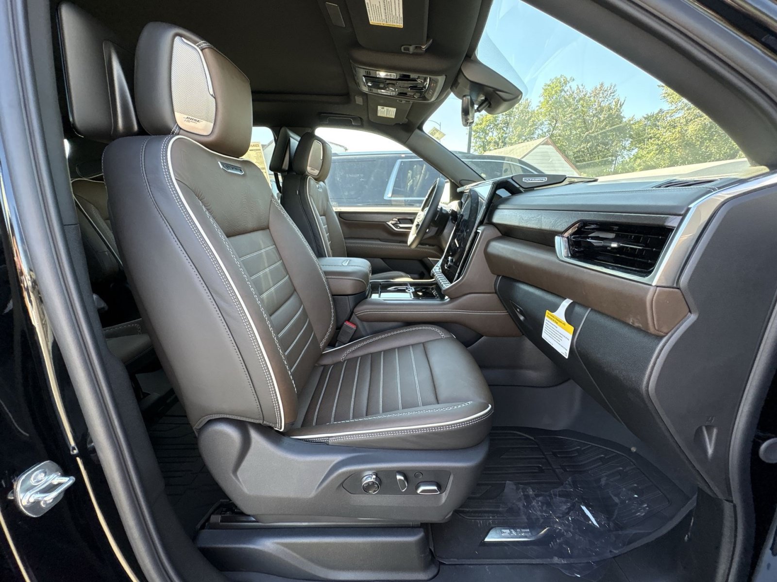 New 2026 GMC Yukon Denali Ultimate w/ LPO, Floor Liner Package AWD/4WD image 29