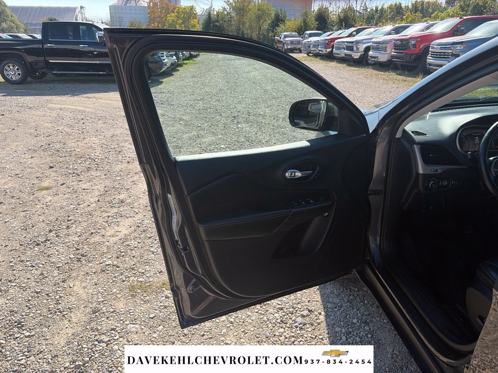 Used 2015 Jeep Cherokee Limited w/ Luxury Group AWD/4WD image 9