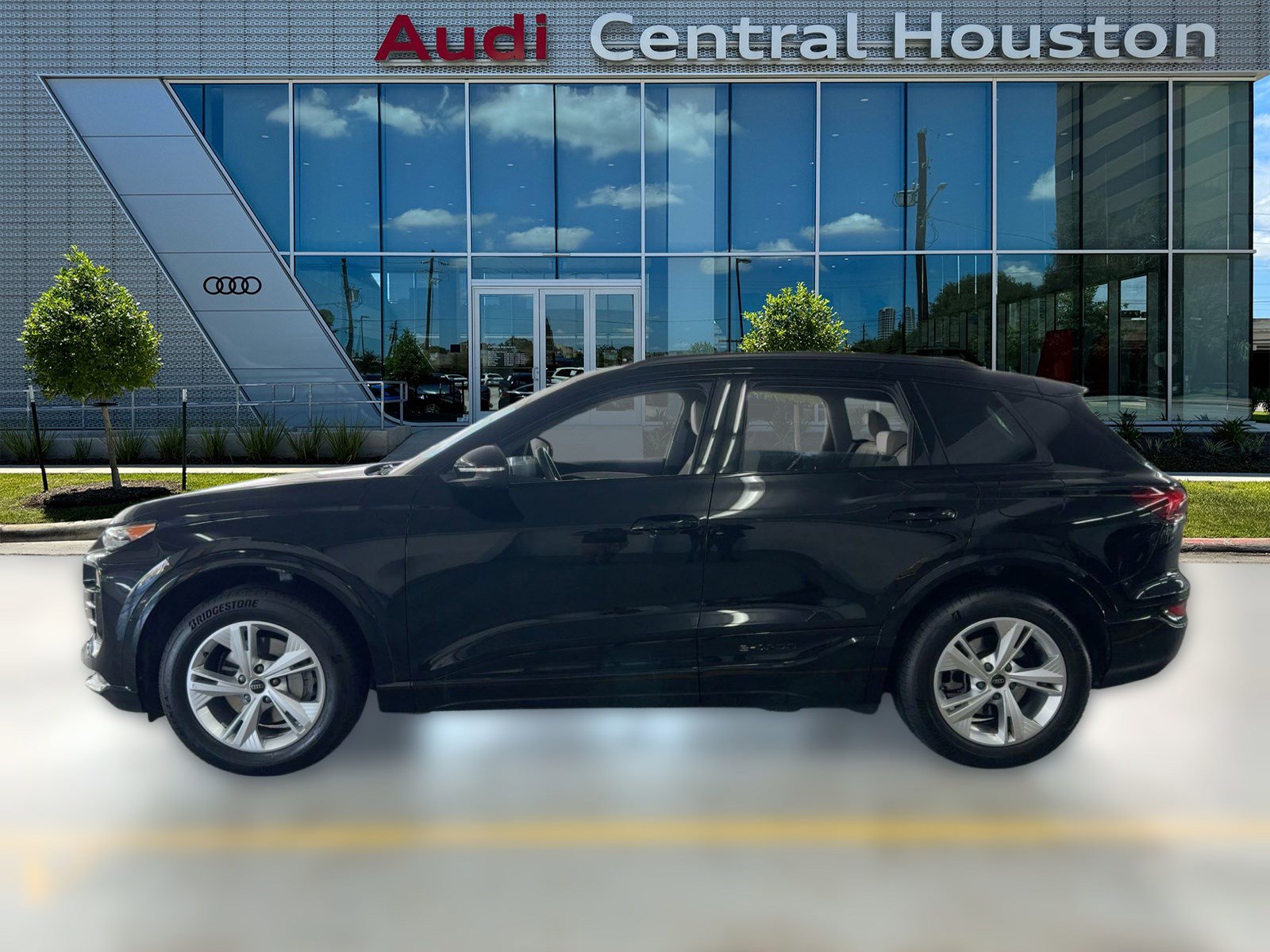 Used 2025 Audi Q6 e-tron Premium w/ Convenience Package image 2