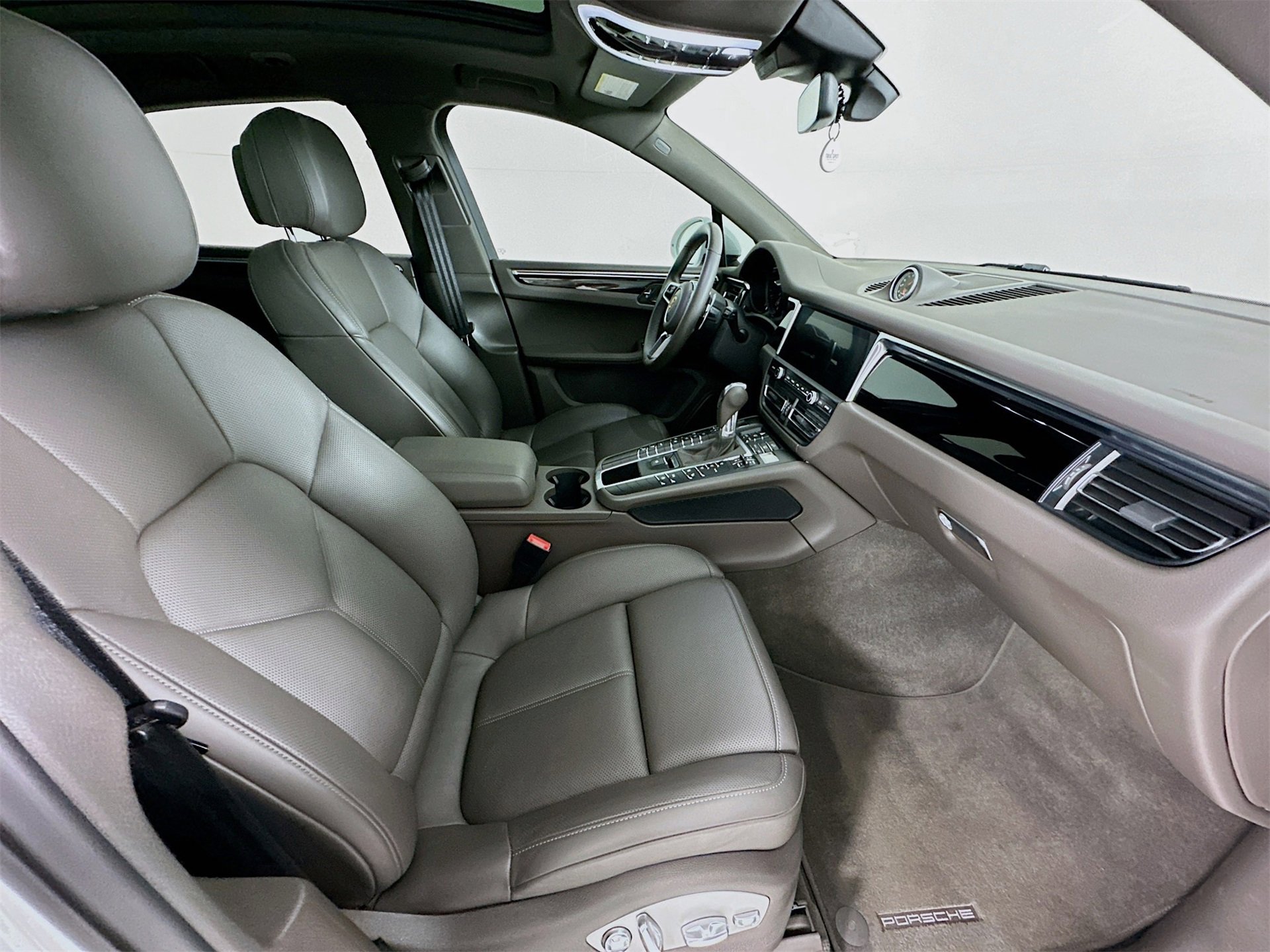 Used 2021 Porsche Macan image 30