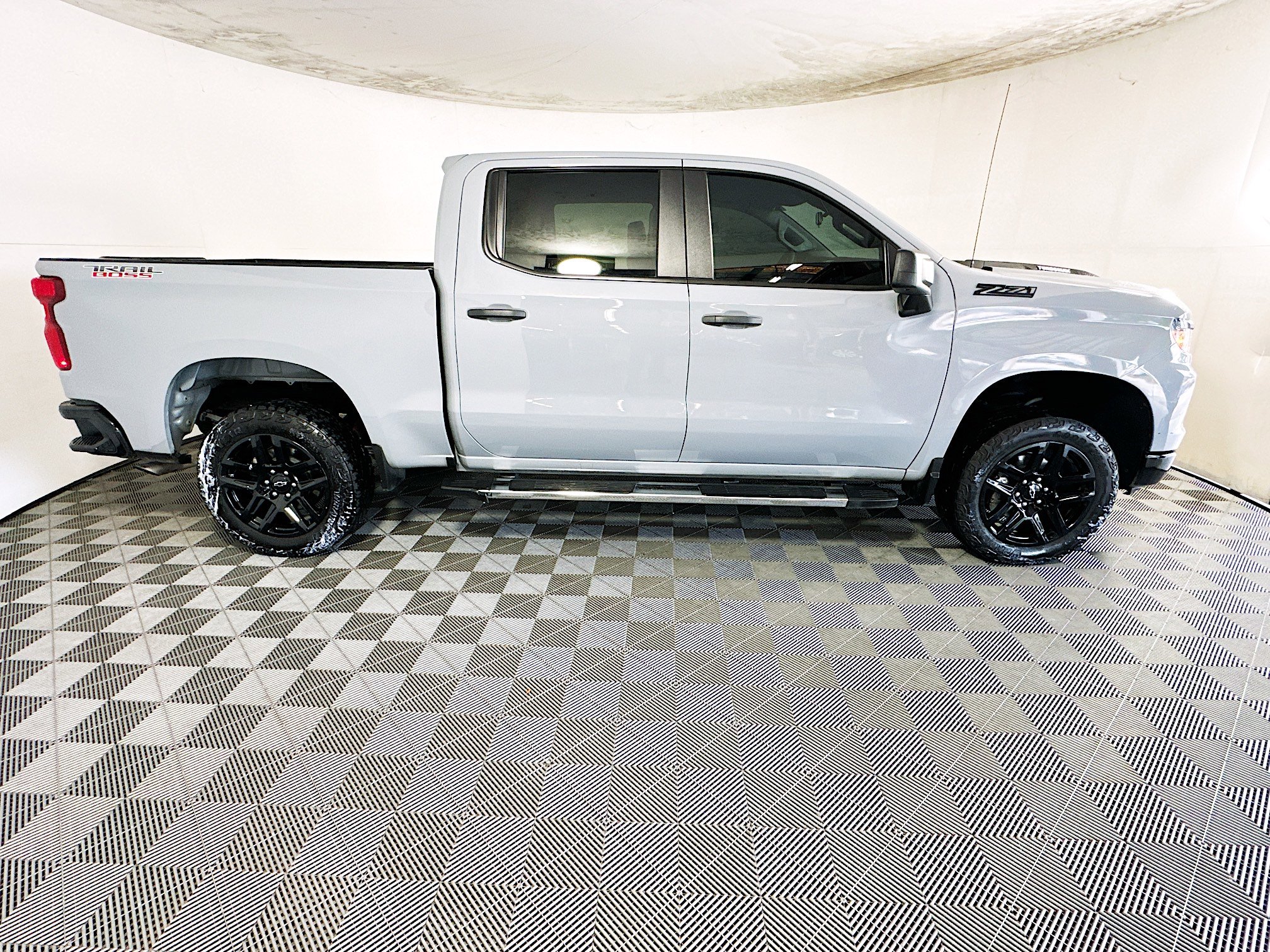 Used 2024 Chevrolet Silverado 1500 Custom Trail Boss w/ LPO, Dark Essentials Package AWD/4WD image 2