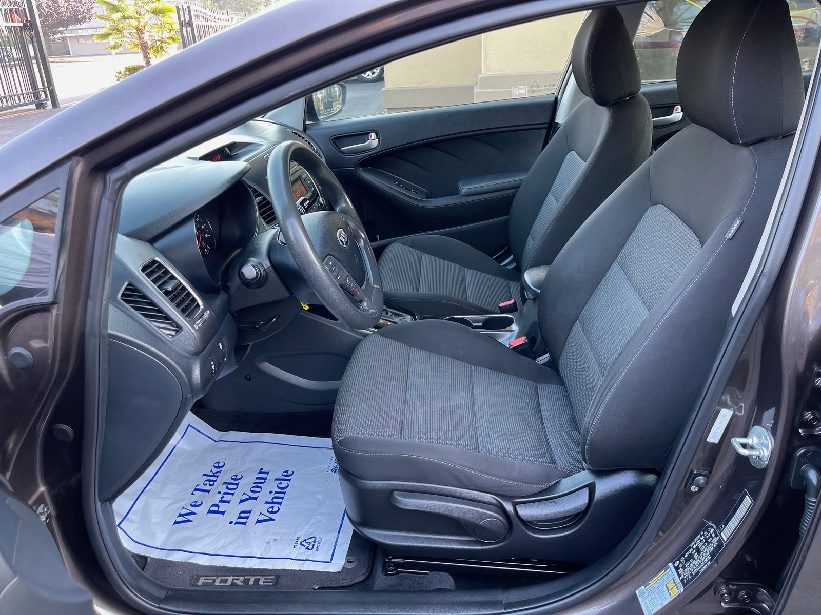 Used 2017 Kia Forte LX image 9