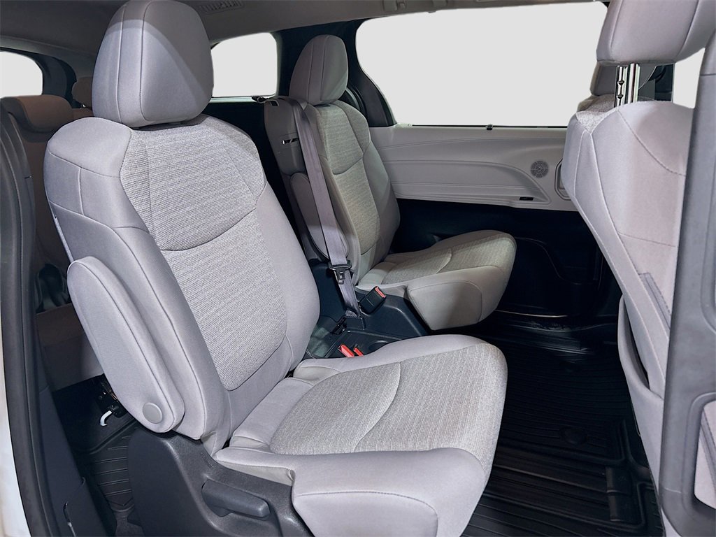 Used 2025 Toyota Sienna LE image 24
