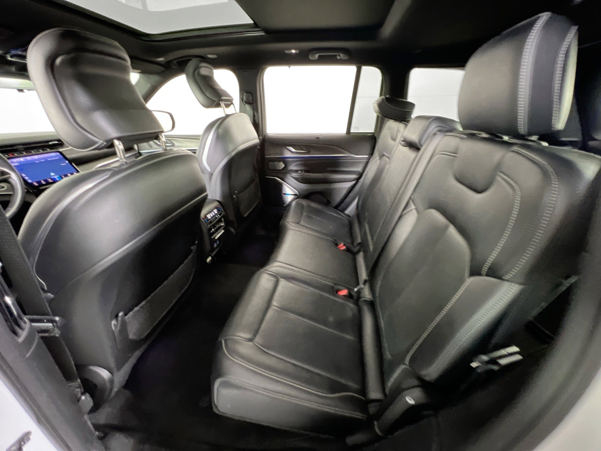 Used 2022 Jeep Grand Cherokee Overland w/ Luxury Tech Group IV image 24