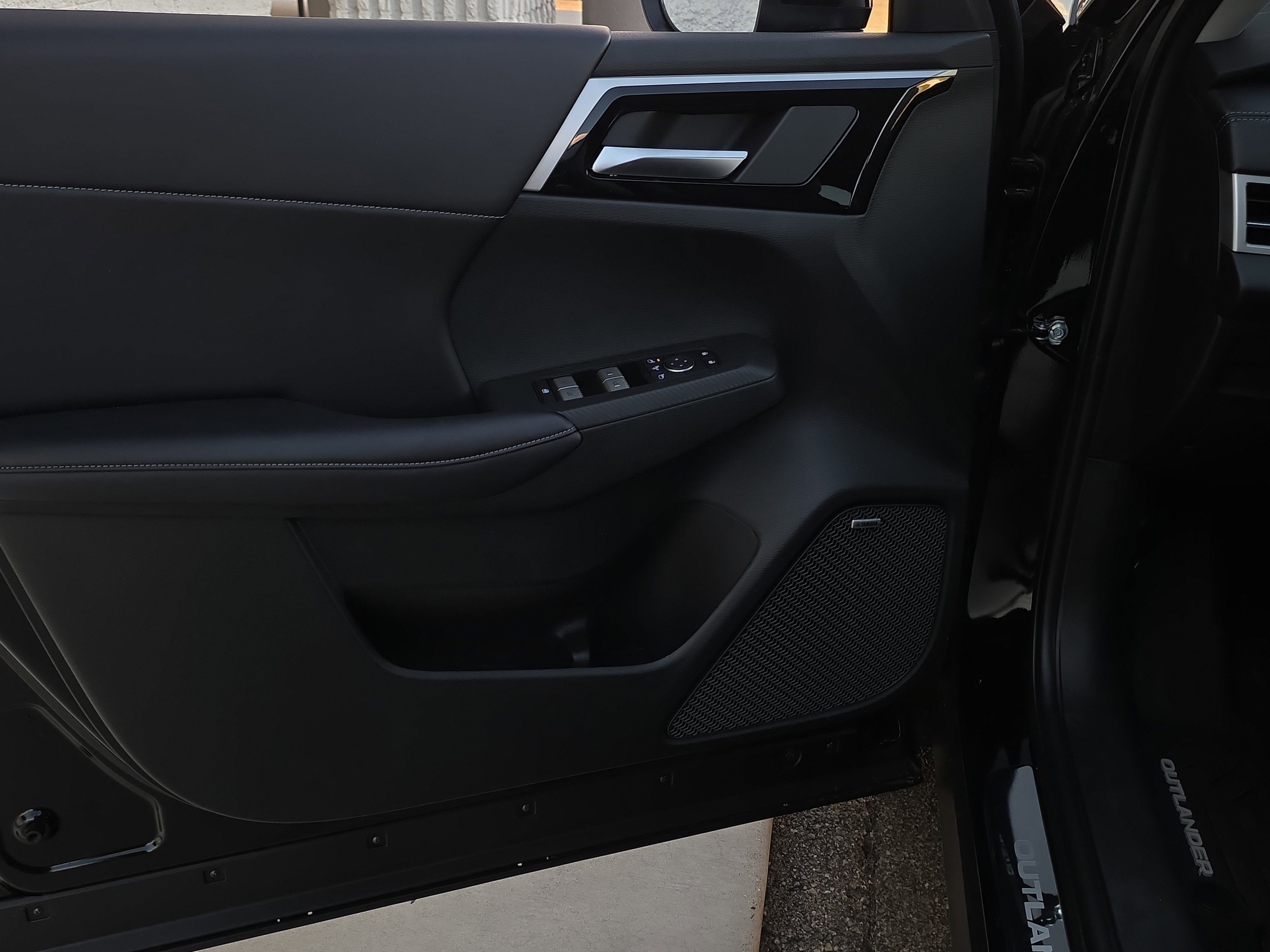 New 2025 Mitsubishi Outlander SE image 6