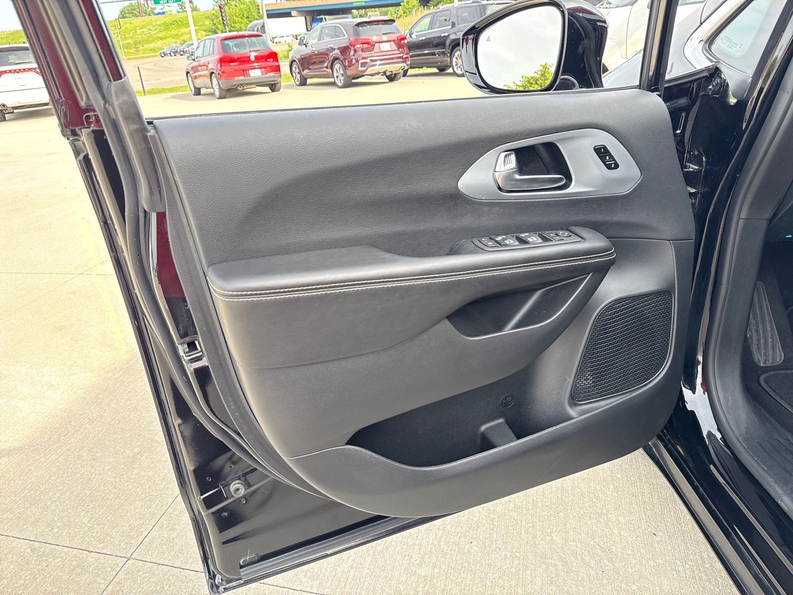 Used 2026 Chrysler Pacifica Limited FWD image 13
