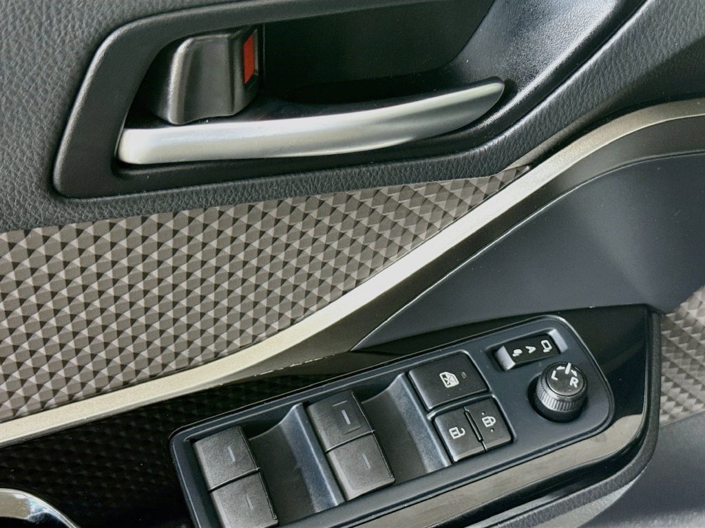 Used 2022 Toyota C-HR Limited FWD image 23