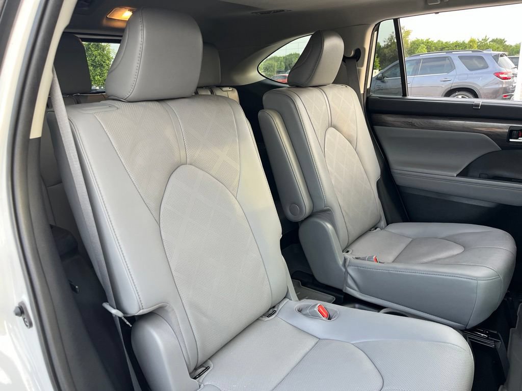 Used 2021 Toyota Highlander Platinum FWD image 28
