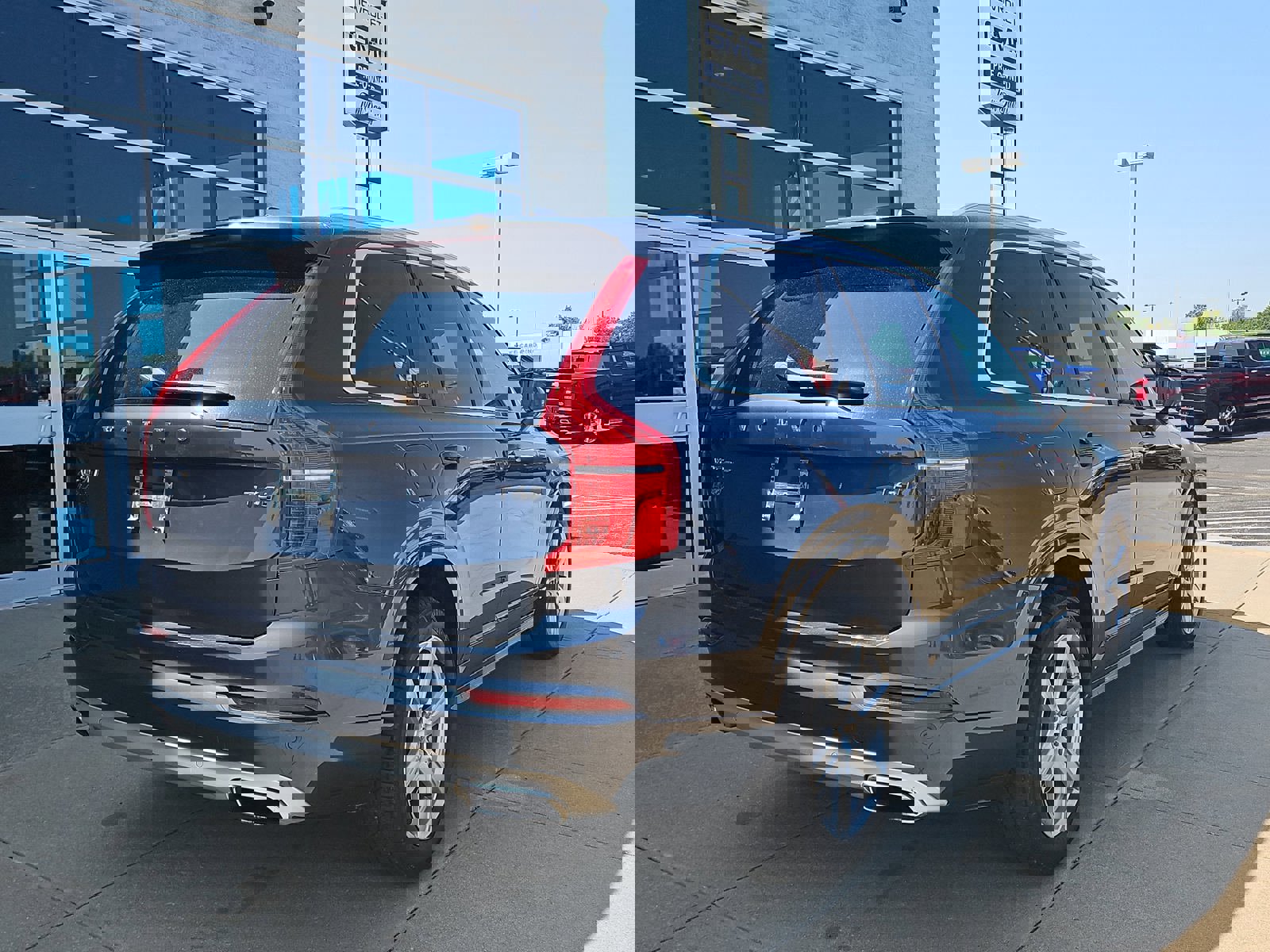 Used 2021 Volvo XC90 T6 Momentum image 4