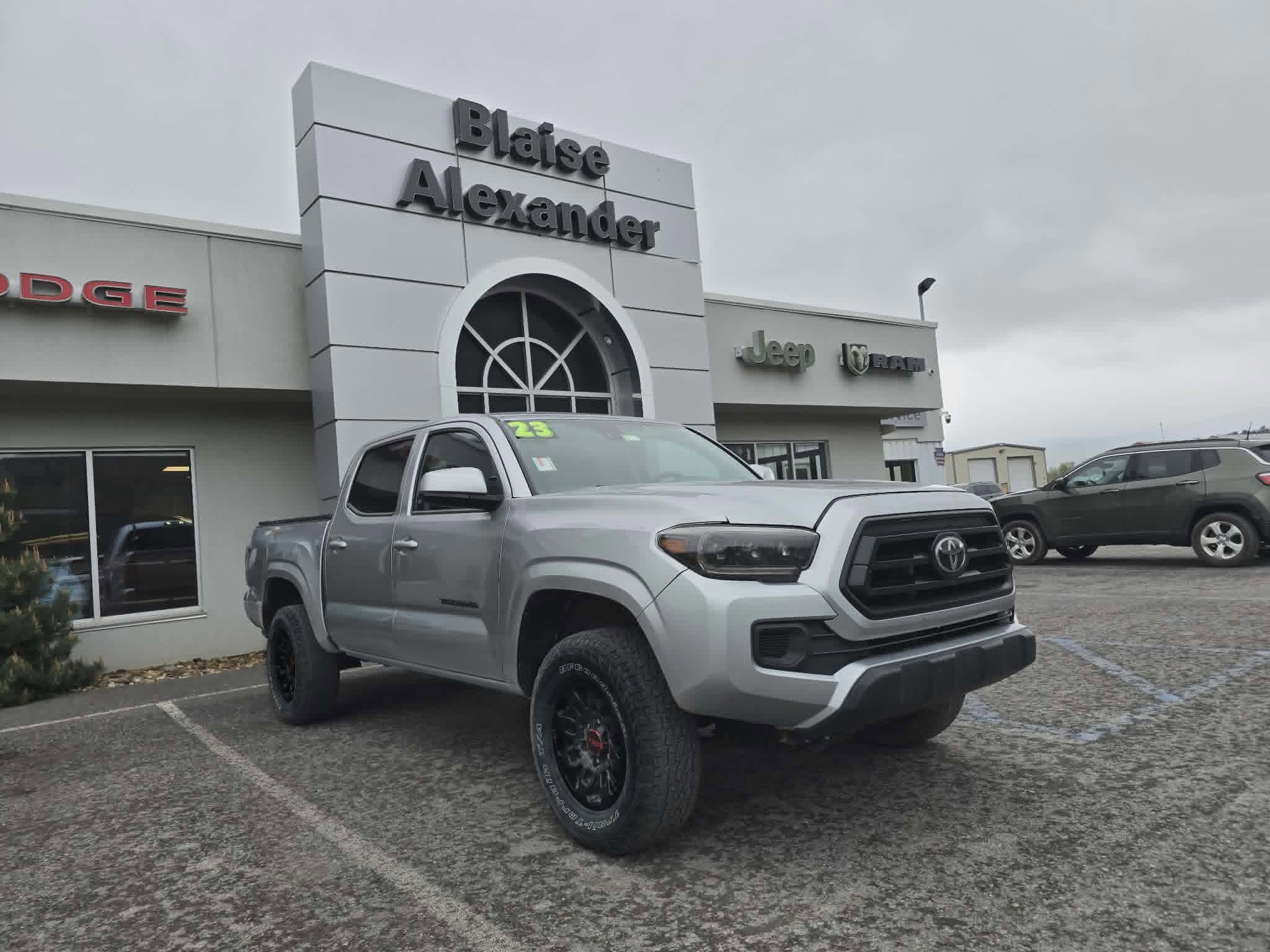 Used 2023 Toyota Tacoma SR AWD/4WD image 1