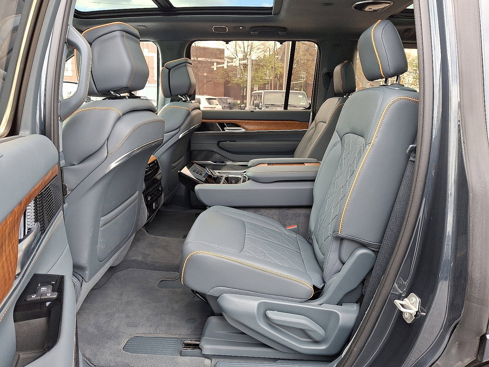 Used 2024 Jeep Grand Wagoneer Series III image 11