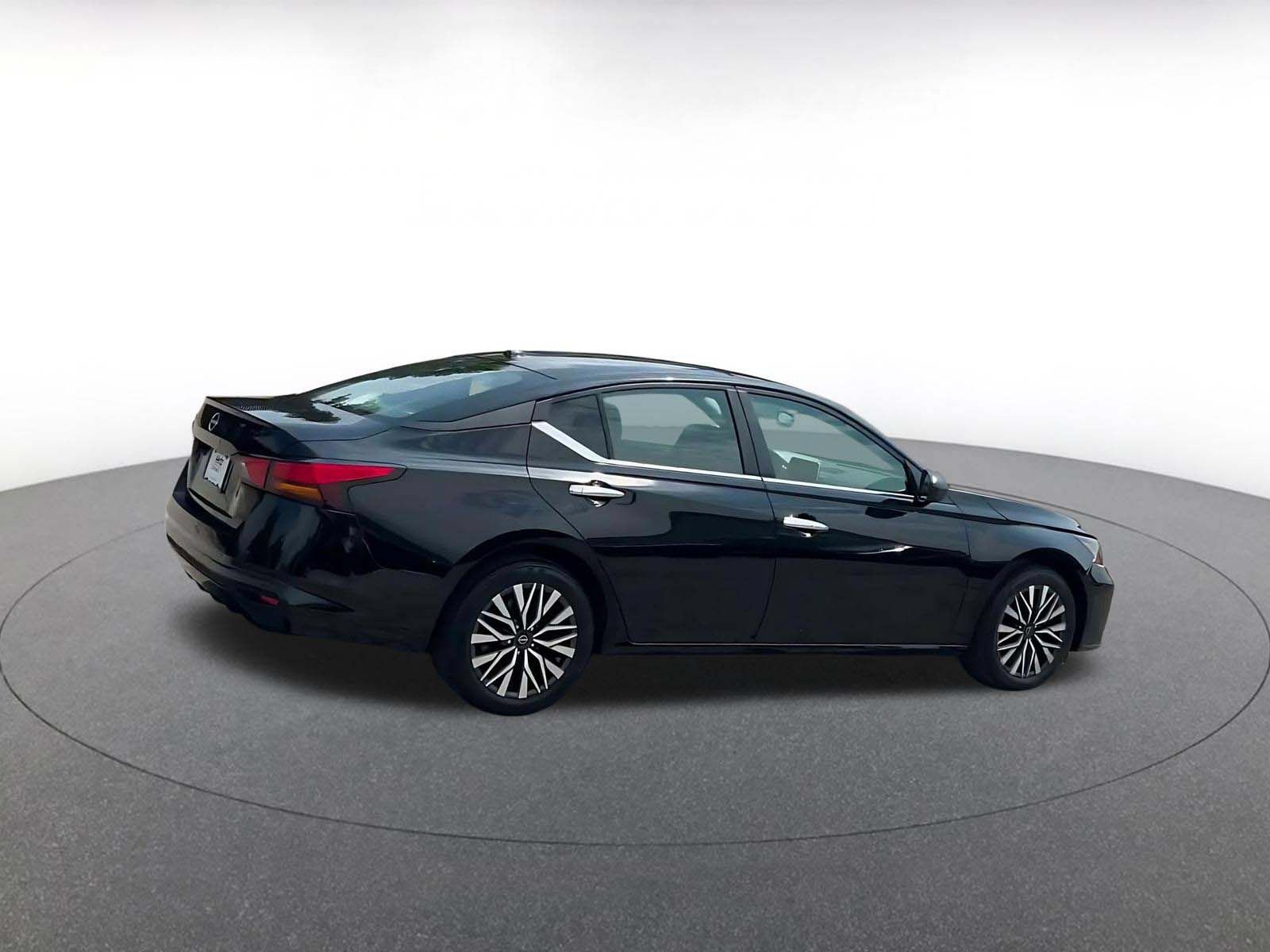 Used 2025 Nissan Altima 2.5 SV FWD image 12