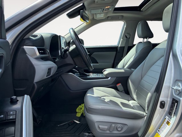 Used 2023 Toyota Highlander XLE AWD/4WD image 12