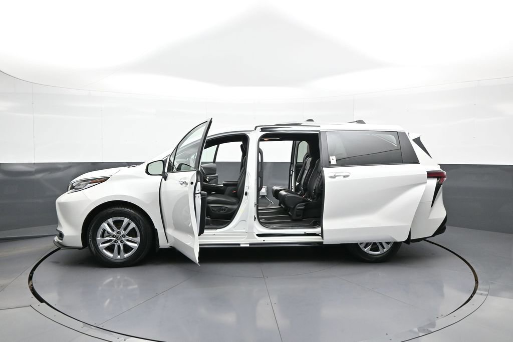 Certified 2025 Toyota Sienna Limited image 45