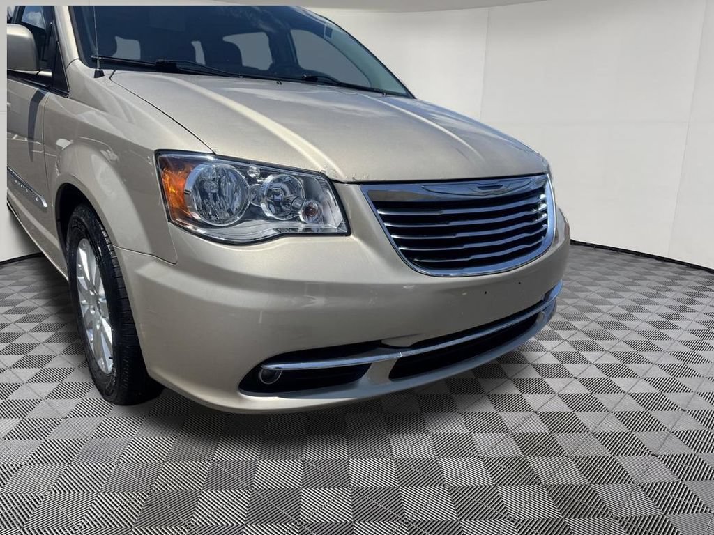 Used 2014 Chrysler Town & Country Touring FWD image 11