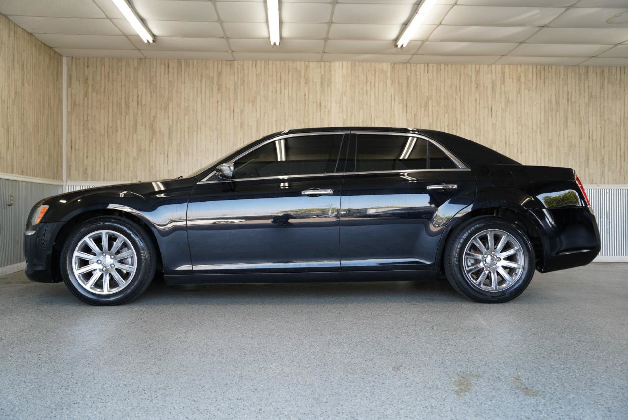 Used 2011 Chrysler 300 Limited RWD image 5