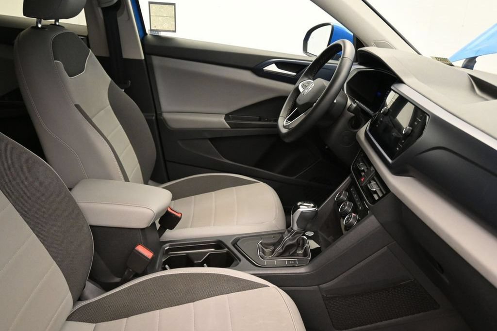 Used 2023 Volkswagen Taos SE w/ Panoramic Sunroof Package FWD image 13
