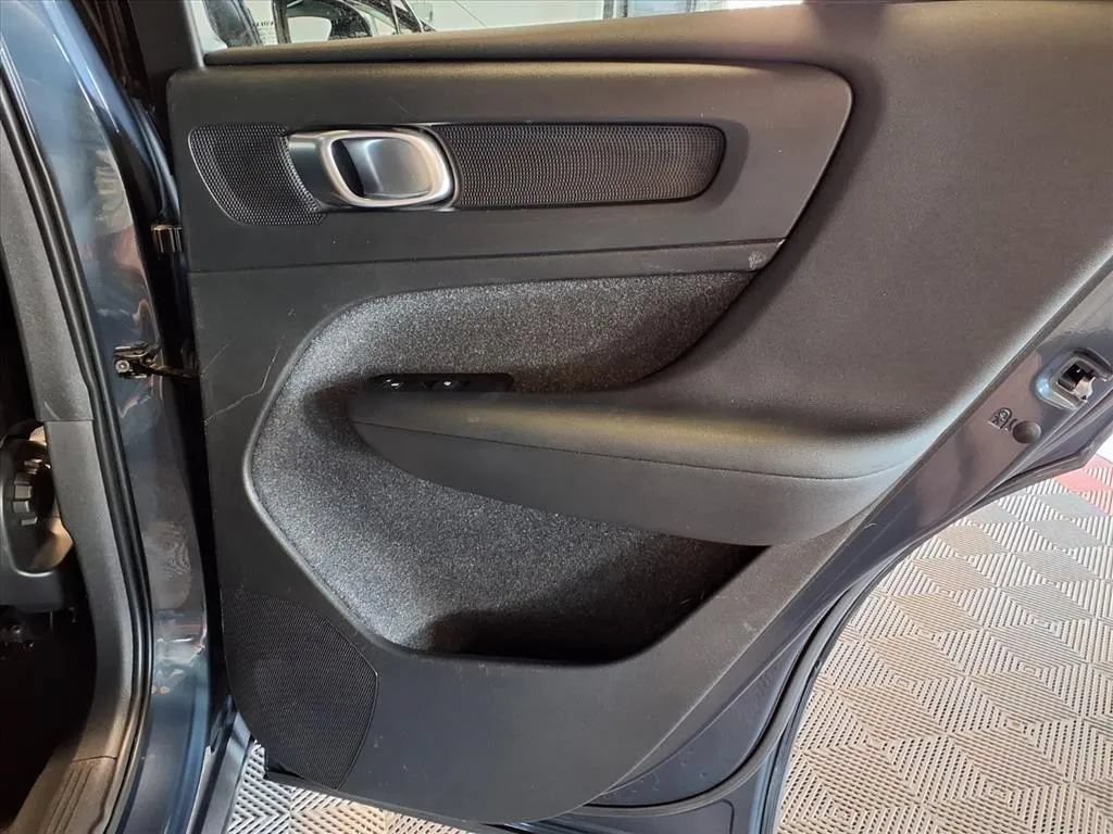 Used 2021 Volvo XC40 T4 Momentum FWD image 11