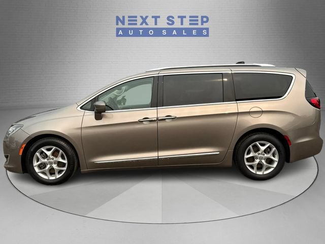 Used 2017 Chrysler Pacifica Touring-L Plus w/ Tire & Wheel Group FWD image 4
