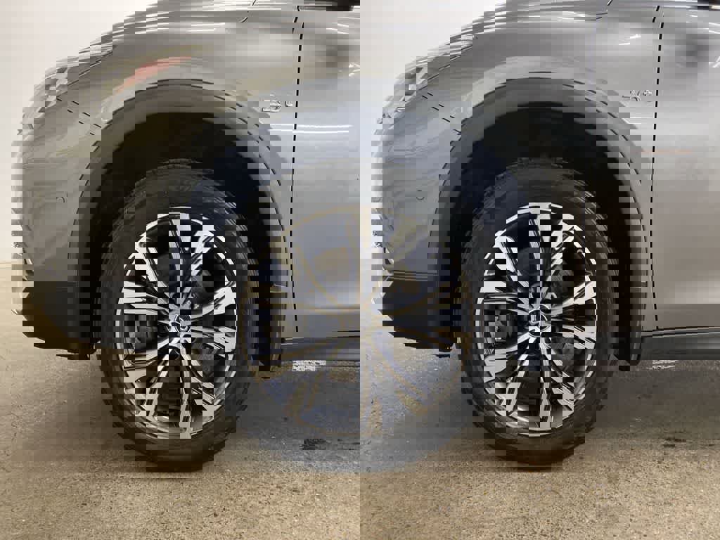 Used 2017 INFINITI QX30 Premium w/ Navigation Package image 11