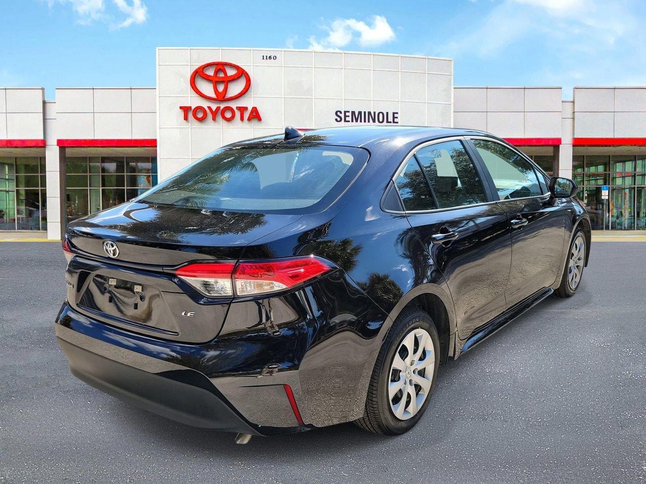 Used 2025 Toyota Corolla LE image 3