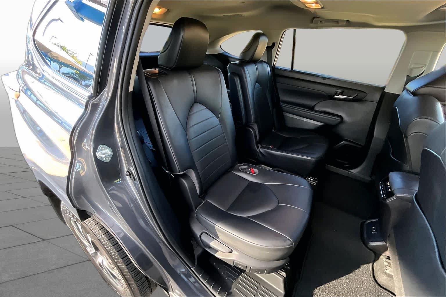Used 2021 Toyota Highlander XLE AWD/4WD image 20