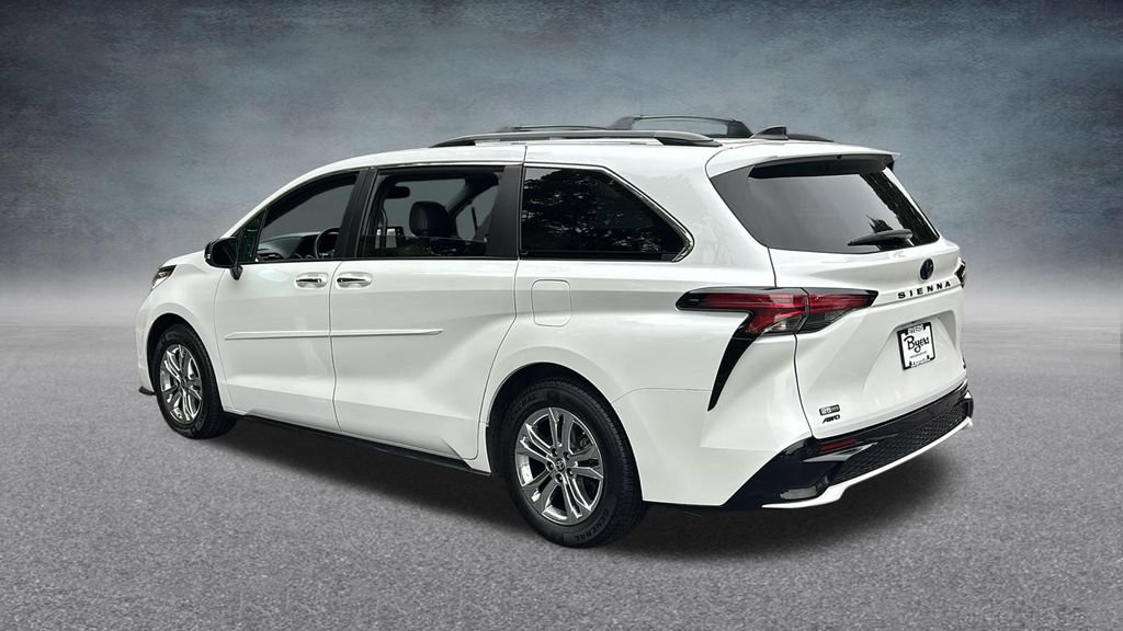 Used 2023 Toyota Sienna XSE AWD/4WD image 6