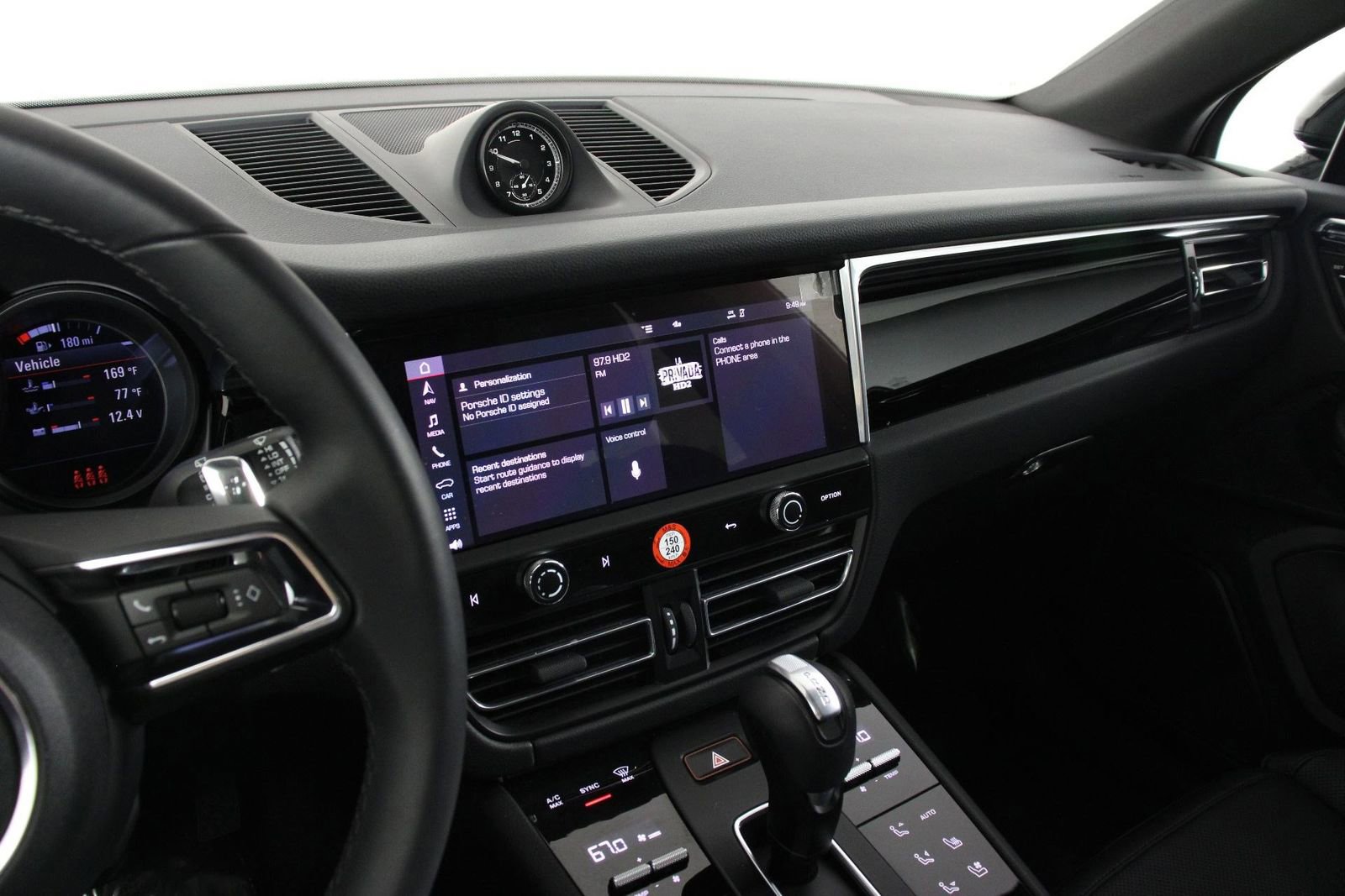 Certified 2025 Porsche Macan image 13